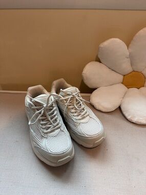 Womens Reebok Sneakers cream sz 9 EUC